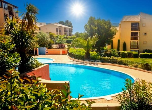 APPARTEMENT T2 + PARKING + PISCINE à vendre SIX-FOURS-LES-PLAGES (83)