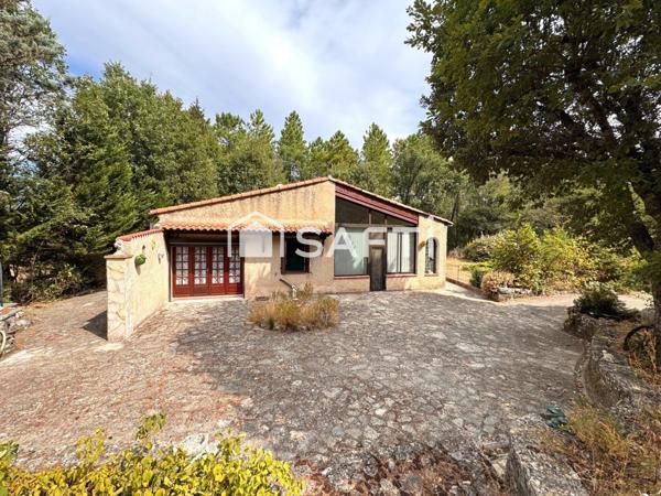 Maison avec véranda sur grand terrain boisé au calme.