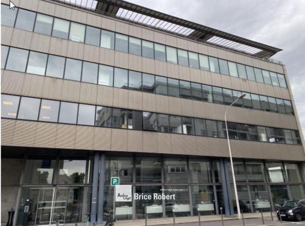 Bureaux à louer Lyon 7ème atrium central et bureaux lumineux modulables