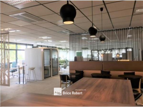 Bureaux à louer Lyon 7ème atrium central et bureaux lumineux modulables