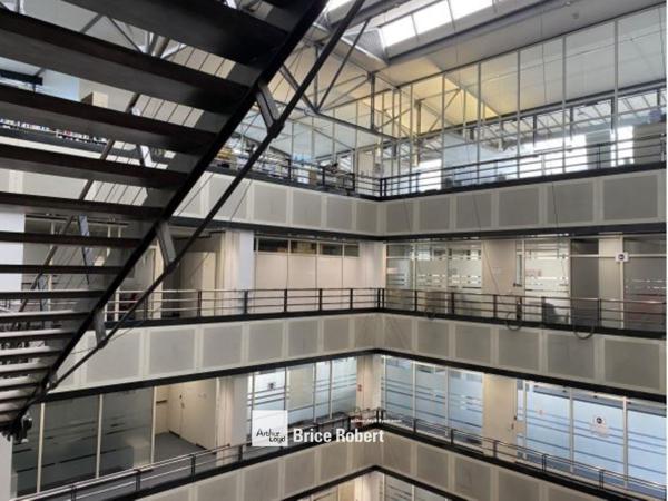 Bureaux à louer Lyon 7ème atrium central et bureaux lumineux modulables