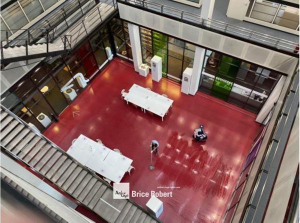 Bureaux à louer Lyon 7ème atrium central et bureaux lumineux modulables