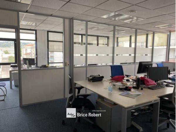 Bureaux à louer Lyon 7ème atrium central et bureaux lumineux modulables