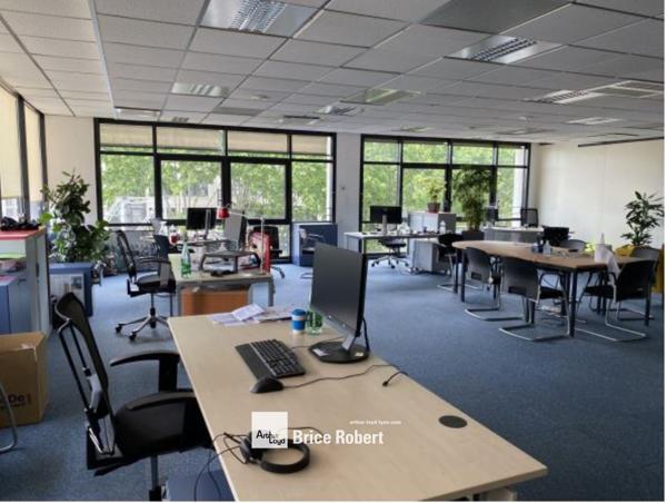 Bureaux à louer Lyon 7ème atrium central et bureaux lumineux modulables