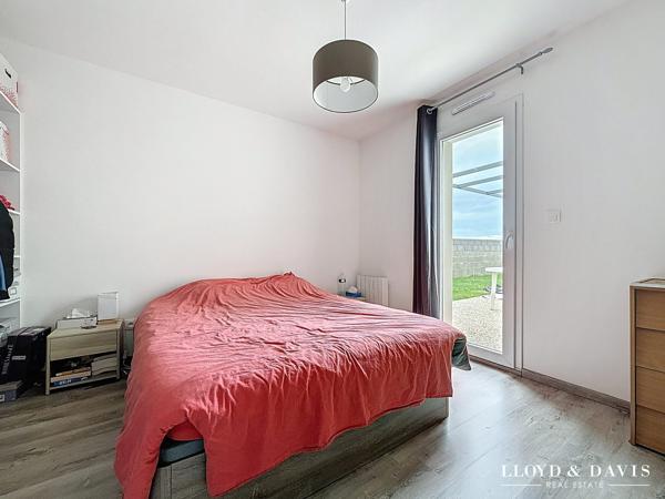 Maison contemporaine de plain-pied 3 chambres, garage, jardin