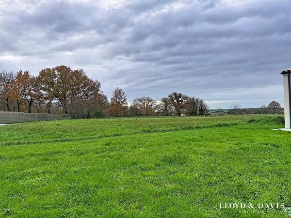 Maison contemporaine de plain-pied 3 chambres, garage, jardin