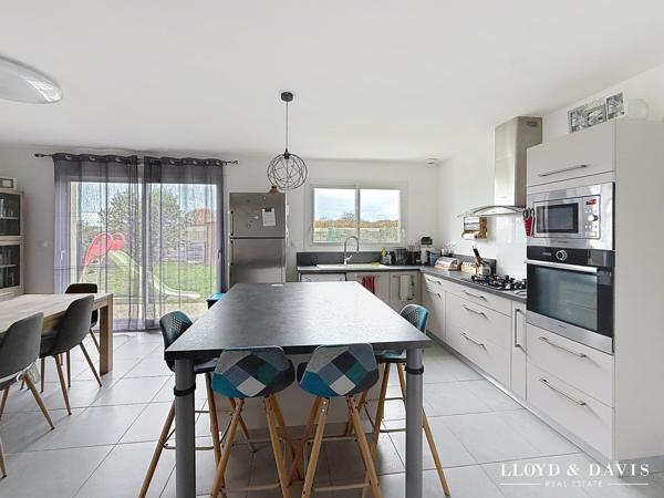 Maison contemporaine de plain-pied 3 chambres, garage, jardin