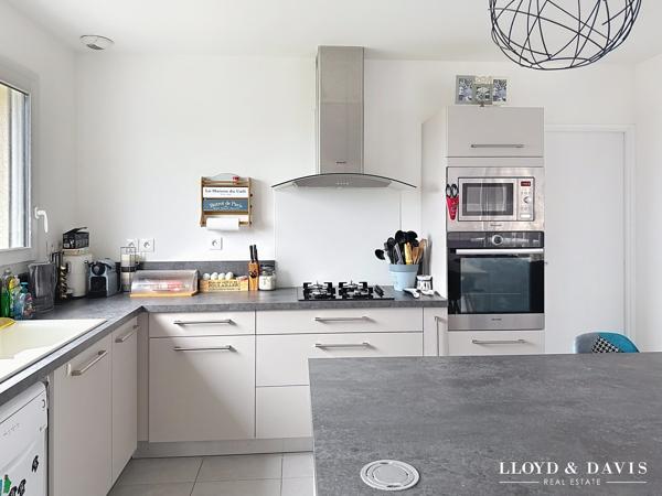 Maison contemporaine de plain-pied 3 chambres, garage, jardin