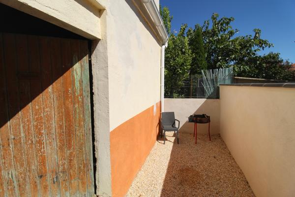 Maison de village avec terrasse, garage et atelier
