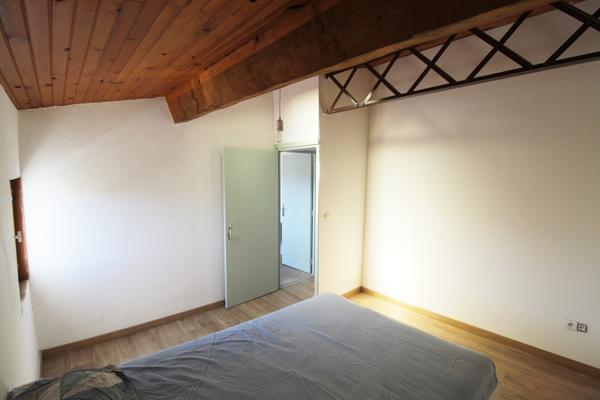 Maison de village avec terrasse, garage et atelier