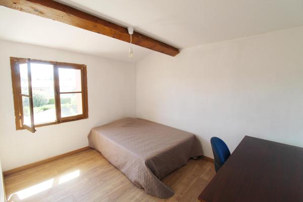 Maison de village avec terrasse, garage et atelier