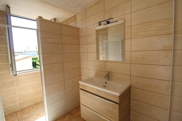 Maison de village avec terrasse, garage et atelier