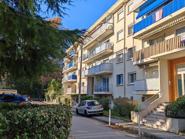 TOULON – Les Primeroses | T4 73 m² ENTIÈREMENT RÉNOVÉ | Cave | 2 Balcons | DPE C | 185 000 €