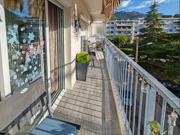 TOULON – Les Primeroses | T4 73 m² ENTIÈREMENT RÉNOVÉ | Cave | 2 Balcons | DPE C | 185 000 €