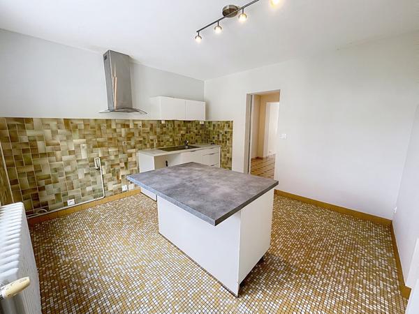 Maison à vendre à Angers 3 chambres et un bureau avec garage, proche ligne de tramway, écoles et commodités.