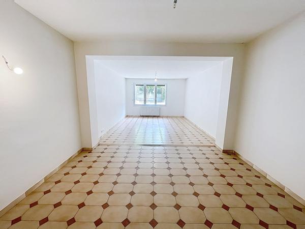 Maison à vendre à Angers 3 chambres et un bureau avec garage, proche ligne de tramway, écoles et commodités.