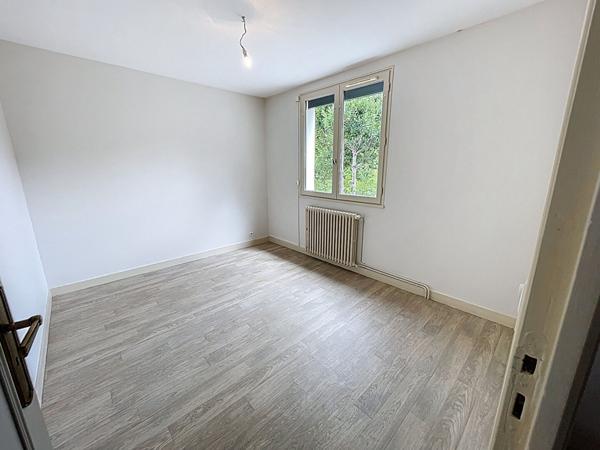 Maison à vendre à Angers 3 chambres et un bureau avec garage, proche ligne de tramway, écoles et commodités.