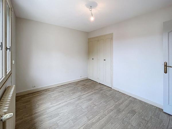 Maison à vendre à Angers 3 chambres et un bureau avec garage, proche ligne de tramway, écoles et commodités.