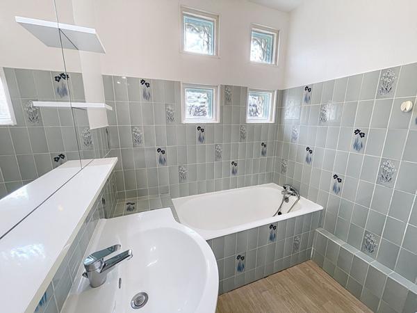 Maison à vendre à Angers 3 chambres et un bureau avec garage, proche ligne de tramway, écoles et commodités.