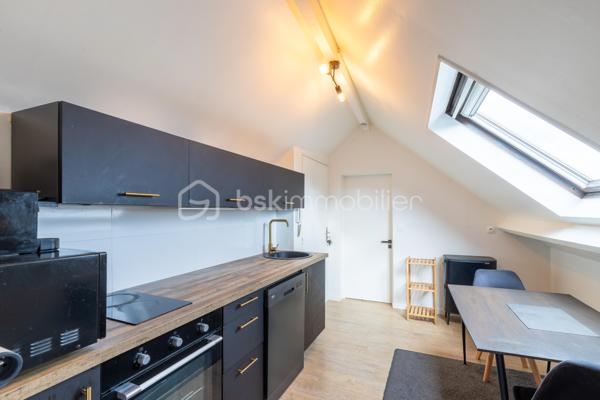 En exclusivité à Péroy-les-Gombries, entre Crépy-en-Valois et Nanteuil-le-Haudouin, découvrez cet appartement 2 pièces situé au 1er et dernier étage d’une petite copropriété de 4 logements.

Il développe une surface de 21,80 m² loi Carrez et 40,56 m² de surface au sol, offrant des volumes agréables et bien répartis.

L’entrée dessert une cuisine aménagée et équipée, un séjour lumineux, une chambre indépendante avec rangements, une salle d’eau, ainsi que des WC séparés.

Une place de stationnement privative complète ce bien.

Contactez moi dès aujourd’hui pour organiser une visite !

BON À SAVOIR : une visite virtuelle est disponible pour ce bien. Contactez moi pour le découvrir confortablement depuis chez vous !