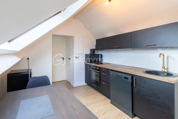 En exclusivité à Péroy-les-Gombries, entre Crépy-en-Valois et Nanteuil-le-Haudouin, découvrez cet appartement 2 pièces situé au 1er et dernier étage d’une petite copropriété de 4 logements.

Il développe une surface de 21,80 m² loi Carrez et 40,56 m² de surface au sol, offrant des volumes agréables et bien répartis.

L’entrée dessert une cuisine aménagée et équipée, un séjour lumineux, une chambre indépendante avec rangements, une salle d’eau, ainsi que des WC séparés.

Une place de stationnement privative complète ce bien.

Contactez moi dès aujourd’hui pour organiser une visite !

BON À SAVOIR : une visite virtuelle est disponible pour ce bien. Contactez moi pour le découvrir confortablement depuis chez vous !