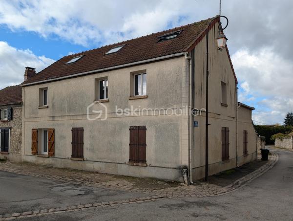 En exclusivité à Péroy-les-Gombries, entre Crépy-en-Valois et Nanteuil-le-Haudouin, découvrez cet appartement 2 pièces situé au 1er et dernier étage d’une petite copropriété de 4 logements.

Il développe une surface de 21,80 m² loi Carrez et 40,56 m² de surface au sol, offrant des volumes agréables et bien répartis.

L’entrée dessert une cuisine aménagée et équipée, un séjour lumineux, une chambre indépendante avec rangements, une salle d’eau, ainsi que des WC séparés.

Une place de stationnement privative complète ce bien.

Contactez moi dès aujourd’hui pour organiser une visite !

BON À SAVOIR : une visite virtuelle est disponible pour ce bien. Contactez moi pour le découvrir confortablement depuis chez vous !