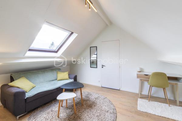 En exclusivité à Péroy-les-Gombries, entre Crépy-en-Valois et Nanteuil-le-Haudouin, découvrez cet appartement 2 pièces situé au 1er et dernier étage d’une petite copropriété de 4 logements.

Il développe une surface de 21,80 m² loi Carrez et 40,56 m² de surface au sol, offrant des volumes agréables et bien répartis.

L’entrée dessert une cuisine aménagée et équipée, un séjour lumineux, une chambre indépendante avec rangements, une salle d’eau, ainsi que des WC séparés.

Une place de stationnement privative complète ce bien.

Contactez moi dès aujourd’hui pour organiser une visite !

BON À SAVOIR : une visite virtuelle est disponible pour ce bien. Contactez moi pour le découvrir confortablement depuis chez vous !