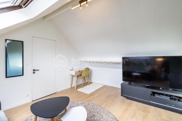 En exclusivité à Péroy-les-Gombries, entre Crépy-en-Valois et Nanteuil-le-Haudouin, découvrez cet appartement 2 pièces situé au 1er et dernier étage d’une petite copropriété de 4 logements.

Il développe une surface de 21,80 m² loi Carrez et 40,56 m² de surface au sol, offrant des volumes agréables et bien répartis.

L’entrée dessert une cuisine aménagée et équipée, un séjour lumineux, une chambre indépendante avec rangements, une salle d’eau, ainsi que des WC séparés.

Une place de stationnement privative complète ce bien.

Contactez moi dès aujourd’hui pour organiser une visite !

BON À SAVOIR : une visite virtuelle est disponible pour ce bien. Contactez moi pour le découvrir confortablement depuis chez vous !