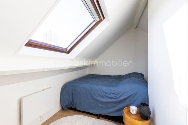 En exclusivité à Péroy-les-Gombries, entre Crépy-en-Valois et Nanteuil-le-Haudouin, découvrez cet appartement 2 pièces situé au 1er et dernier étage d’une petite copropriété de 4 logements.

Il développe une surface de 21,80 m² loi Carrez et 40,56 m² de surface au sol, offrant des volumes agréables et bien répartis.

L’entrée dessert une cuisine aménagée et équipée, un séjour lumineux, une chambre indépendante avec rangements, une salle d’eau, ainsi que des WC séparés.

Une place de stationnement privative complète ce bien.

Contactez moi dès aujourd’hui pour organiser une visite !

BON À SAVOIR : une visite virtuelle est disponible pour ce bien. Contactez moi pour le découvrir confortablement depuis chez vous !