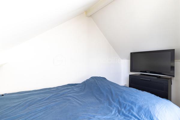En exclusivité à Péroy-les-Gombries, entre Crépy-en-Valois et Nanteuil-le-Haudouin, découvrez cet appartement 2 pièces situé au 1er et dernier étage d’une petite copropriété de 4 logements.

Il développe une surface de 21,80 m² loi Carrez et 40,56 m² de surface au sol, offrant des volumes agréables et bien répartis.

L’entrée dessert une cuisine aménagée et équipée, un séjour lumineux, une chambre indépendante avec rangements, une salle d’eau, ainsi que des WC séparés.

Une place de stationnement privative complète ce bien.

Contactez moi dès aujourd’hui pour organiser une visite !

BON À SAVOIR : une visite virtuelle est disponible pour ce bien. Contactez moi pour le découvrir confortablement depuis chez vous !