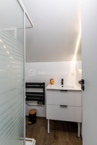 En exclusivité à Péroy-les-Gombries, entre Crépy-en-Valois et Nanteuil-le-Haudouin, découvrez cet appartement 2 pièces situé au 1er et dernier étage d’une petite copropriété de 4 logements.

Il développe une surface de 21,80 m² loi Carrez et 40,56 m² de surface au sol, offrant des volumes agréables et bien répartis.

L’entrée dessert une cuisine aménagée et équipée, un séjour lumineux, une chambre indépendante avec rangements, une salle d’eau, ainsi que des WC séparés.

Une place de stationnement privative complète ce bien.

Contactez moi dès aujourd’hui pour organiser une visite !

BON À SAVOIR : une visite virtuelle est disponible pour ce bien. Contactez moi pour le découvrir confortablement depuis chez vous !