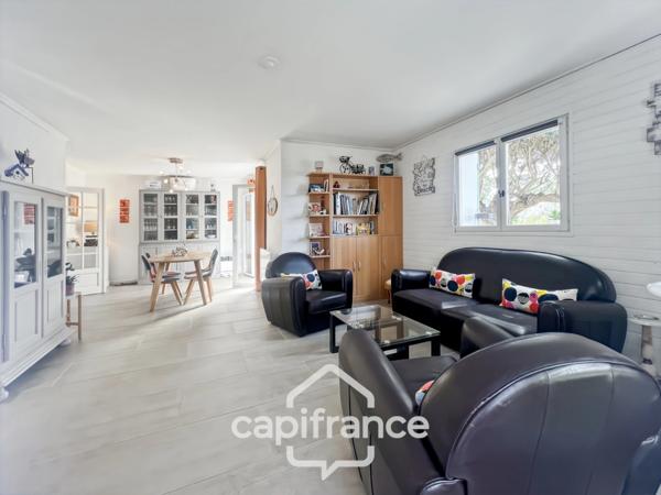 Maison à vendre 6 pièces LE LAVANDOU (83), 4 chambres, vue dégagée et de nombreuses terrasses.