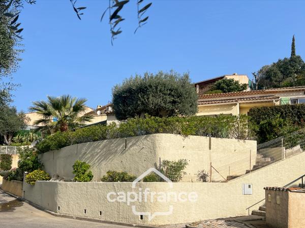 Maison à vendre 6 pièces LE LAVANDOU (83), 4 chambres, vue dégagée et de nombreuses terrasses.