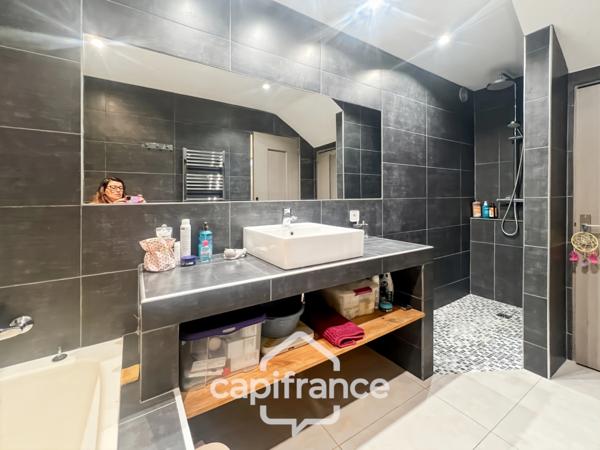Maison à vendre 6 pièces LE LAVANDOU (83), 4 chambres, vue dégagée et de nombreuses terrasses.