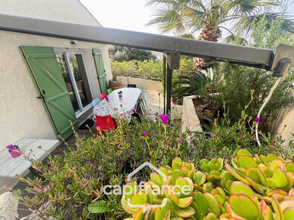 Maison à vendre 6 pièces LE LAVANDOU (83), 4 chambres, vue dégagée et de nombreuses terrasses.