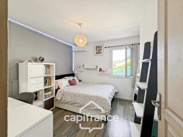 Maison à vendre 6 pièces LE LAVANDOU (83), 4 chambres, vue dégagée et de nombreuses terrasses.