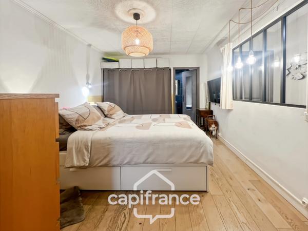 Maison à vendre 6 pièces LE LAVANDOU (83), 4 chambres, vue dégagée et de nombreuses terrasses.