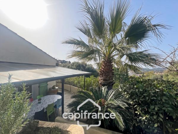 Maison à vendre 6 pièces LE LAVANDOU (83), 4 chambres, vue dégagée et de nombreuses terrasses.