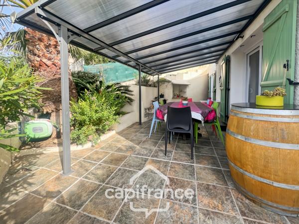 Maison à vendre 6 pièces LE LAVANDOU (83), 4 chambres, vue dégagée et de nombreuses terrasses.