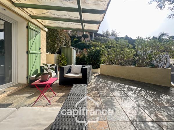Maison à vendre 6 pièces LE LAVANDOU (83), 4 chambres, vue dégagée et de nombreuses terrasses.