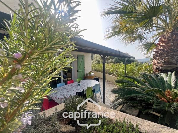 Maison à vendre 6 pièces LE LAVANDOU (83), 4 chambres, vue dégagée et de nombreuses terrasses.