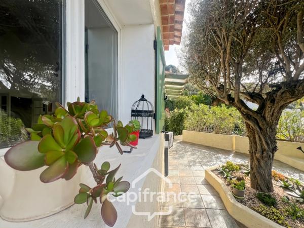 Maison à vendre 6 pièces LE LAVANDOU (83), 4 chambres, vue dégagée et de nombreuses terrasses.