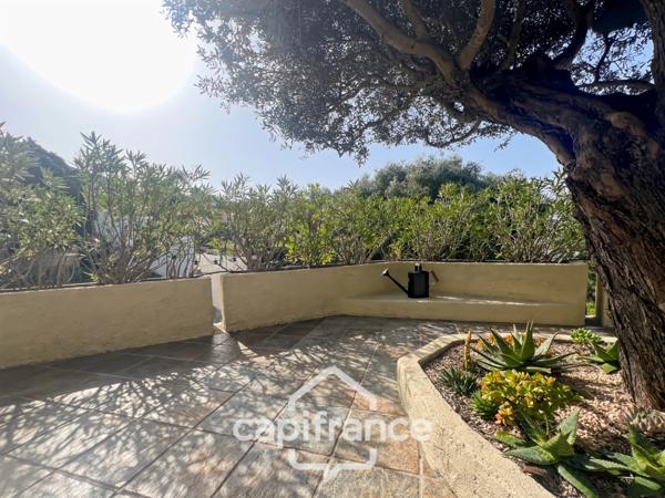 Maison à vendre 6 pièces LE LAVANDOU (83), 4 chambres, vue dégagée et de nombreuses terrasses.