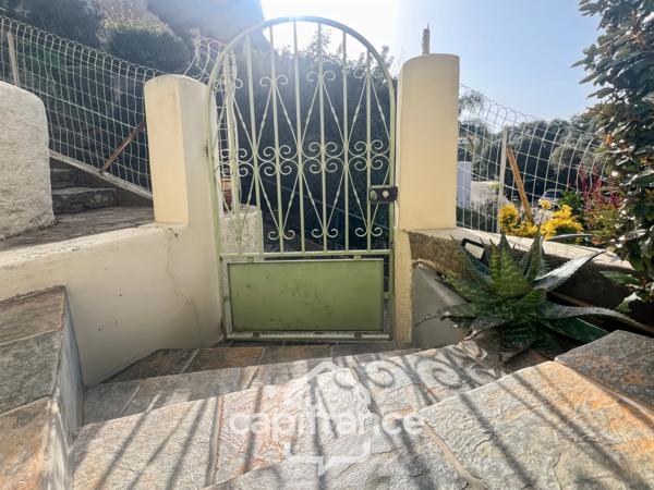 Maison à vendre 6 pièces LE LAVANDOU (83), 4 chambres, vue dégagée et de nombreuses terrasses.