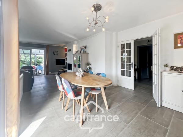 Maison à vendre 6 pièces LE LAVANDOU (83), 4 chambres, vue dégagée et de nombreuses terrasses.