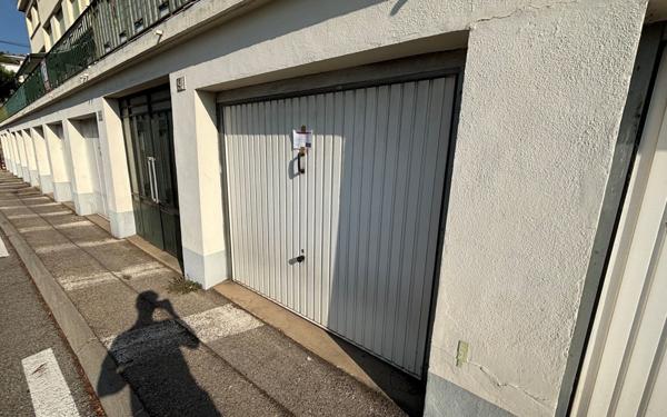 Stationnement à louer    9 m2 Grasse