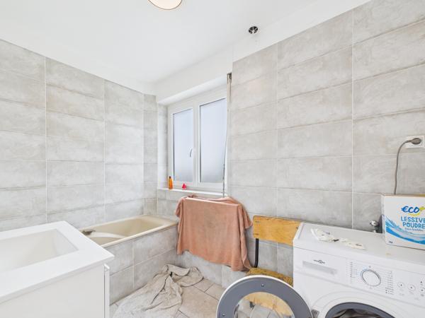 Immeuble
        
        - 335 m² 299 000 € *