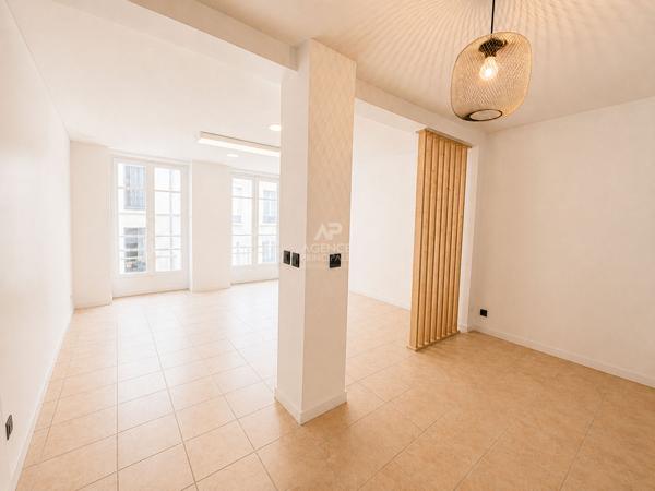 Bureaux / Local commercial de 46 m² ? Centre-ville 340 000 € **  - Référence  18400
