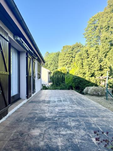 Sébastien RICHARD votre conseiller immobilier dans les Ardennes vous propose une Maison individuelle de plain-pied sur sous-sol à Frénois proche des commodités (transport, écoles, infrastructures sportives, commerces, accès rocade).

Située dans l'un des secteurs les plus recherchés de Frénois, commune de Sedan, cette agréable maison individuelle de plain-pied vous séduira par son environnement calme, son absence totale de vis-à-vis et son magnifique terrain arboré de 940 m².

Implantée au cœur d'un écrin de verdure, elle offre des espaces fonctionnels et lumineux, parfaitement adaptés à une résidence principale.
Ce bien plein de potentiel est à rafraichir intégralement.

Au rez-de-chaussée :

- Entrée accueillante avec porte en bois.
- Belle pièce de vie d'environ 30 m², lumineuse et conviviale, avec accès direct à une vaste terrasse exposée sur le jardin.
- Cuisine équipée d'environ 10 m² avec accès terrasse :
          * meubles hauts et bas, plan de travail, four, hotte, plaque gaz BOSCH.
- Deux chambres confortables de 10 m² et 13 m², bénéficiant d'un environnement particulièrement calme.
- Salle de bains avec baignoire et lavabo.
- WC indépendant.


Au sous-sol complet : 

- Grand garage d'environ 36 m² permettant le stationnement de deux véhicules.
- Espace buanderie d'environ 26 m² avec cabine de douche.
- Atelier d'environ 17 m² idéal pour le bricolage ou le stockage.
- Chaudière individuelle au gaz Frisquet récente (environ 6 ans).


A l'extérieur :

- Jardin arboré à l'avant et à l'arrière de la propriété.
- Aucune mitoyenneté.
- Aucun vis-à-vis sur les pièces de vie.
- Grande terrasse carrelée d'environ 30 m² avec store banne.
- Puits décoratif.
- Carré potager.
- Chemins aménagés en pierres naturelles.
- Descente de garage privative.
- Escalier extérieur d'accès au sous-sol.
- Plusieurs possibilités de stationnement devant la propriété ainsi que dans l'allée individuelle en enrobé.


Informations complémentaires :

- Huisseries bois double vitrage.
- Volets bois.
- Porte de garage aluminium manuelle.
- Toiture en tuiles.
- Tout à l'égout.
- DPE en cours de réalisation.
- Taxe foncière attractive pour le secteur : 1 546 €.


Les atouts :

✅ Secteur calme et très recherché
✅ Maison individuelle sans mitoyenneté
✅ Sous-sol complet avec garage double
✅ Terrain arboré de 940 m²
✅ Grande terrasse sans vis-à-vis
✅ Cadre verdoyant et préservé


Venez visiter ce bien situé dans un environnement privilégié et un cadre verdoyant, exclusivement l'après-midi, sur rendez-vous.

Les images d'illustration générées par IA sont fournies à titre informatif afin d'aider les clients à se projeter et à mieux appréhender le potentiel du bien.