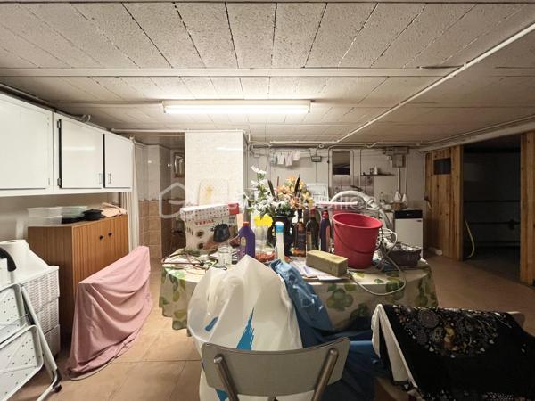 Sébastien RICHARD votre conseiller immobilier dans les Ardennes vous propose une Maison individuelle de plain-pied sur sous-sol à Frénois proche des commodités (transport, écoles, infrastructures sportives, commerces, accès rocade).

Située dans l'un des secteurs les plus recherchés de Frénois, commune de Sedan, cette agréable maison individuelle de plain-pied vous séduira par son environnement calme, son absence totale de vis-à-vis et son magnifique terrain arboré de 940 m².

Implantée au cœur d'un écrin de verdure, elle offre des espaces fonctionnels et lumineux, parfaitement adaptés à une résidence principale.
Ce bien plein de potentiel est à rafraichir intégralement.

Au rez-de-chaussée :

- Entrée accueillante avec porte en bois.
- Belle pièce de vie d'environ 30 m², lumineuse et conviviale, avec accès direct à une vaste terrasse exposée sur le jardin.
- Cuisine équipée d'environ 10 m² avec accès terrasse :
          * meubles hauts et bas, plan de travail, four, hotte, plaque gaz BOSCH.
- Deux chambres confortables de 10 m² et 13 m², bénéficiant d'un environnement particulièrement calme.
- Salle de bains avec baignoire et lavabo.
- WC indépendant.


Au sous-sol complet : 

- Grand garage d'environ 36 m² permettant le stationnement de deux véhicules.
- Espace buanderie d'environ 26 m² avec cabine de douche.
- Atelier d'environ 17 m² idéal pour le bricolage ou le stockage.
- Chaudière individuelle au gaz Frisquet récente (environ 6 ans).


A l'extérieur :

- Jardin arboré à l'avant et à l'arrière de la propriété.
- Aucune mitoyenneté.
- Aucun vis-à-vis sur les pièces de vie.
- Grande terrasse carrelée d'environ 30 m² avec store banne.
- Puits décoratif.
- Carré potager.
- Chemins aménagés en pierres naturelles.
- Descente de garage privative.
- Escalier extérieur d'accès au sous-sol.
- Plusieurs possibilités de stationnement devant la propriété ainsi que dans l'allée individuelle en enrobé.


Informations complémentaires :

- Huisseries bois double vitrage.
- Volets bois.
- Porte de garage aluminium manuelle.
- Toiture en tuiles.
- Tout à l'égout.
- DPE en cours de réalisation.
- Taxe foncière attractive pour le secteur : 1 546 €.


Les atouts :

✅ Secteur calme et très recherché
✅ Maison individuelle sans mitoyenneté
✅ Sous-sol complet avec garage double
✅ Terrain arboré de 940 m²
✅ Grande terrasse sans vis-à-vis
✅ Cadre verdoyant et préservé


Venez visiter ce bien situé dans un environnement privilégié et un cadre verdoyant, exclusivement l'après-midi, sur rendez-vous.

Les images d'illustration générées par IA sont fournies à titre informatif afin d'aider les clients à se projeter et à mieux appréhender le potentiel du bien.